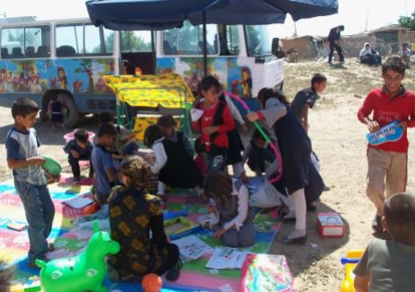 Kurdische und arabische Kinder spielen gemeinsam